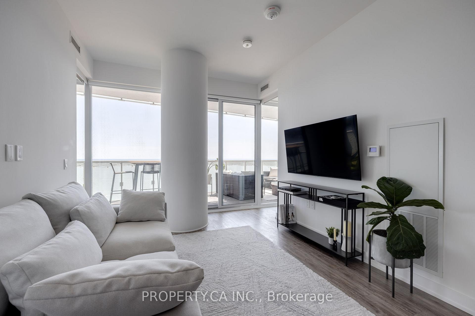 15 Queens Quay E 2203