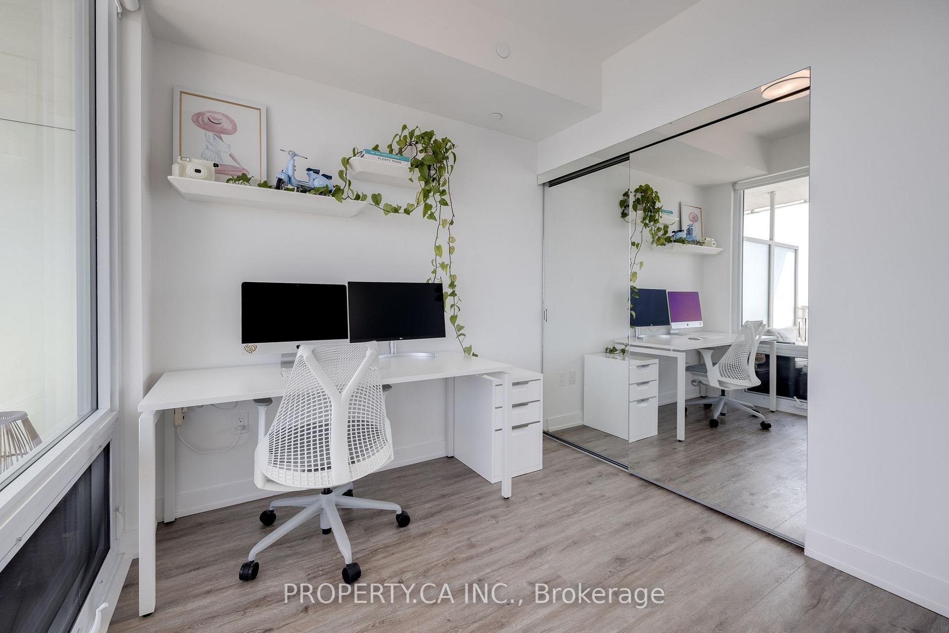 15 Queens Quay E 2203