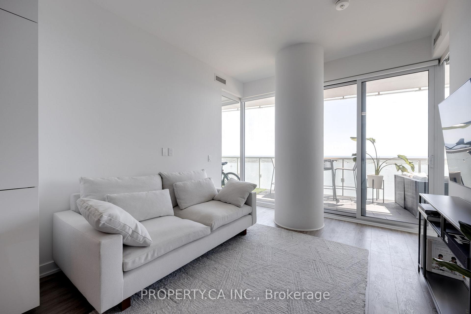 15 Queens Quay E 2203