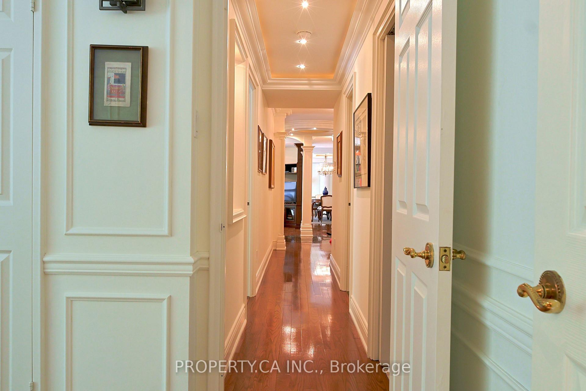 18 Lower Village Gate 203, Toronto Unit: 203