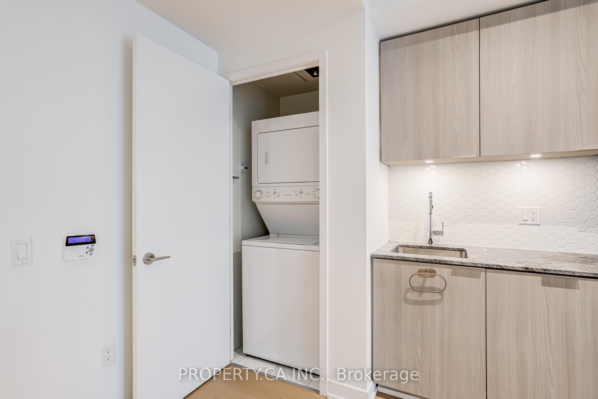 15 Queens Quay E 419, Toronto Unit: 419
