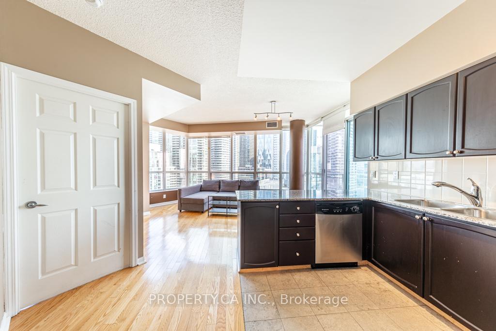 228 Queens Quay W 1602, Toronto Unit: 1602