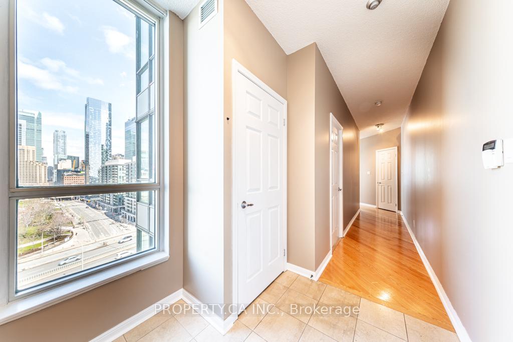 228 Queens Quay W 1602, Toronto Unit: 1602
