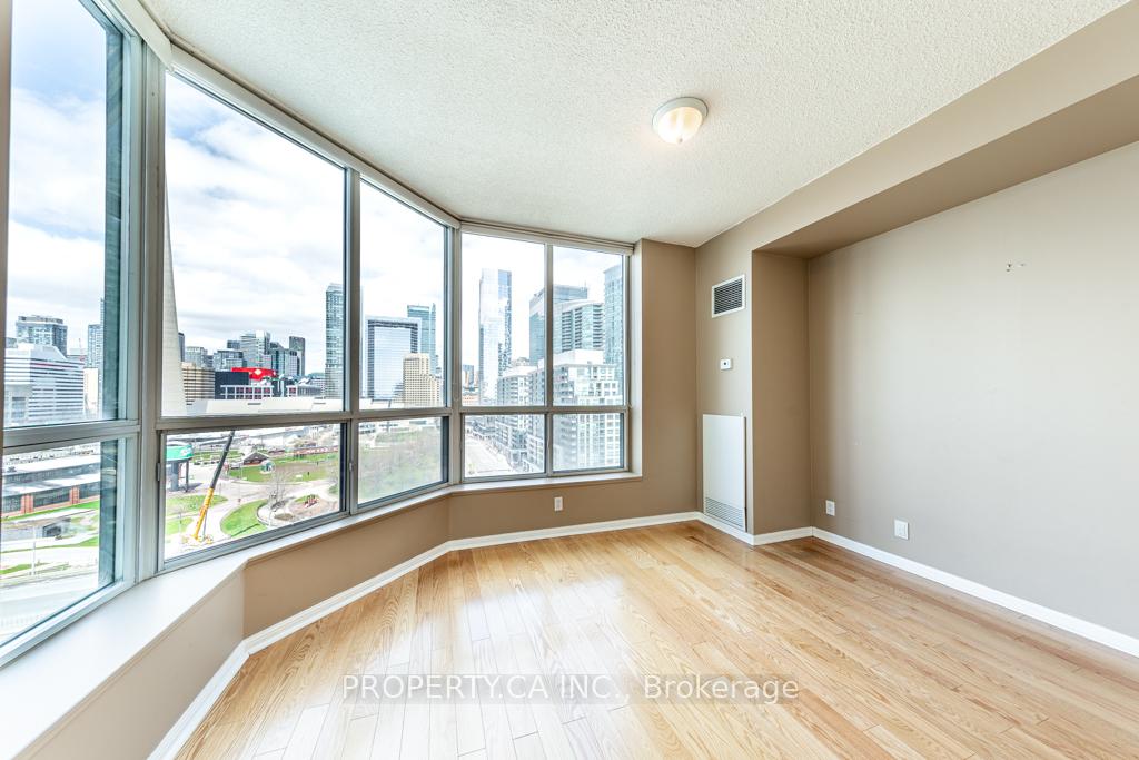 228 Queens Quay W 1602, Toronto Unit: 1602