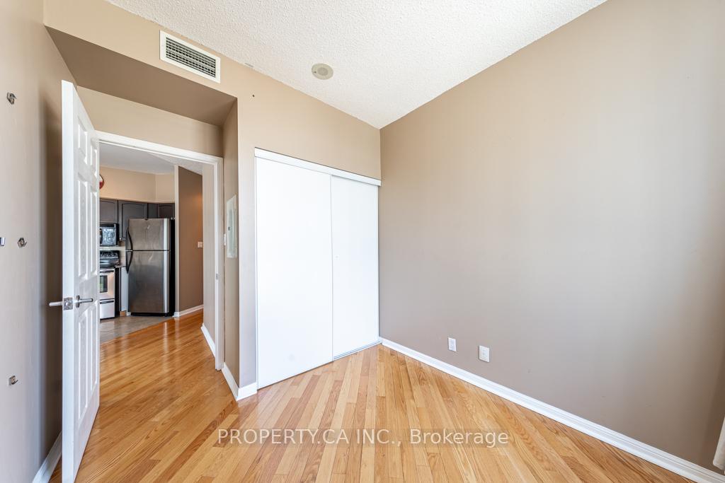 228 Queens Quay W 1602, Toronto Unit: 1602