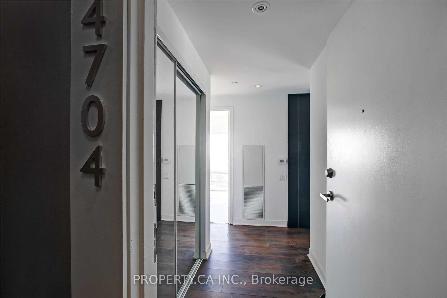 15 Grenville Street 4704, Toronto Unit: 4704