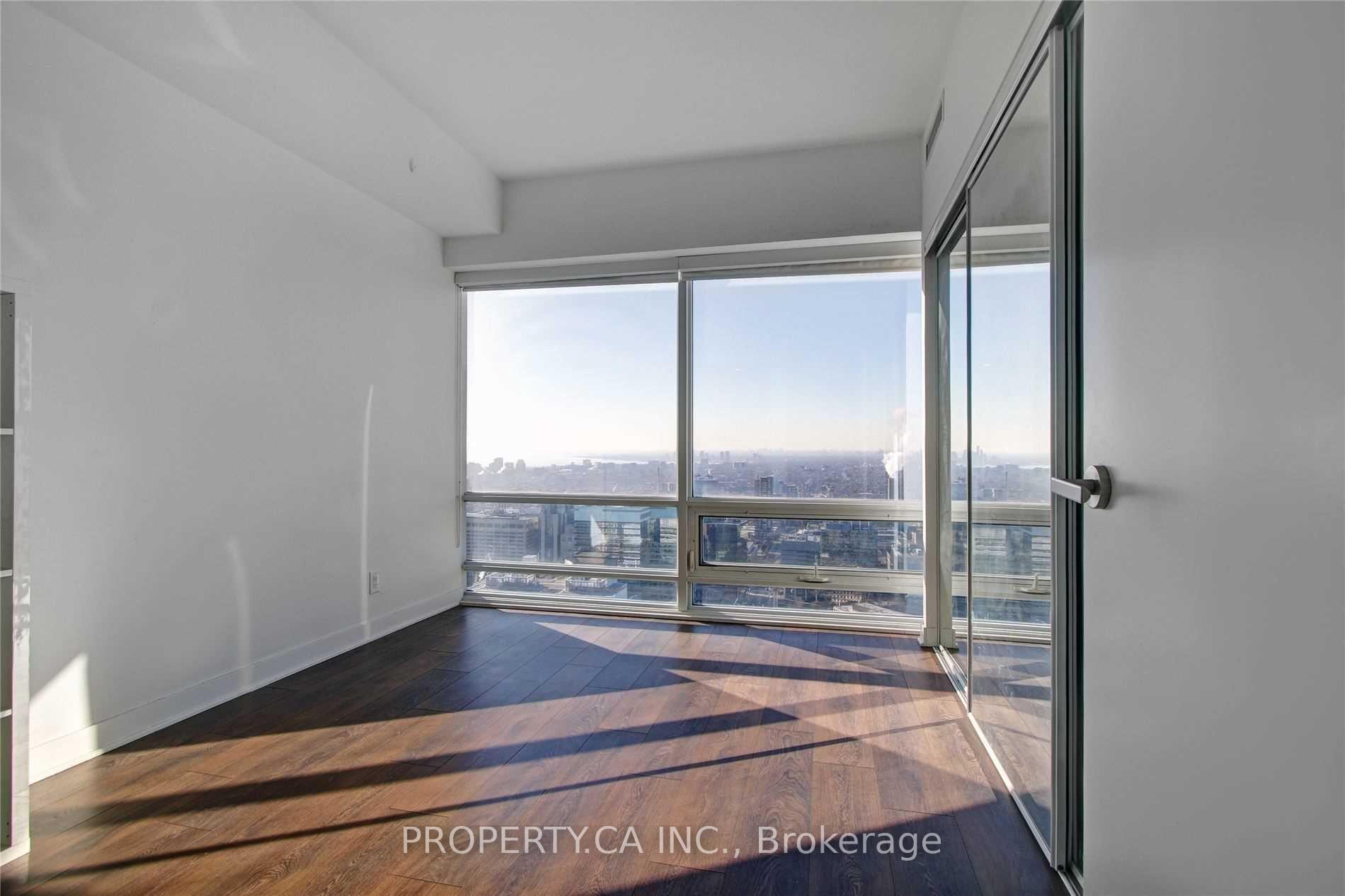 15 Grenville Street 4704, Toronto Unit: 4704