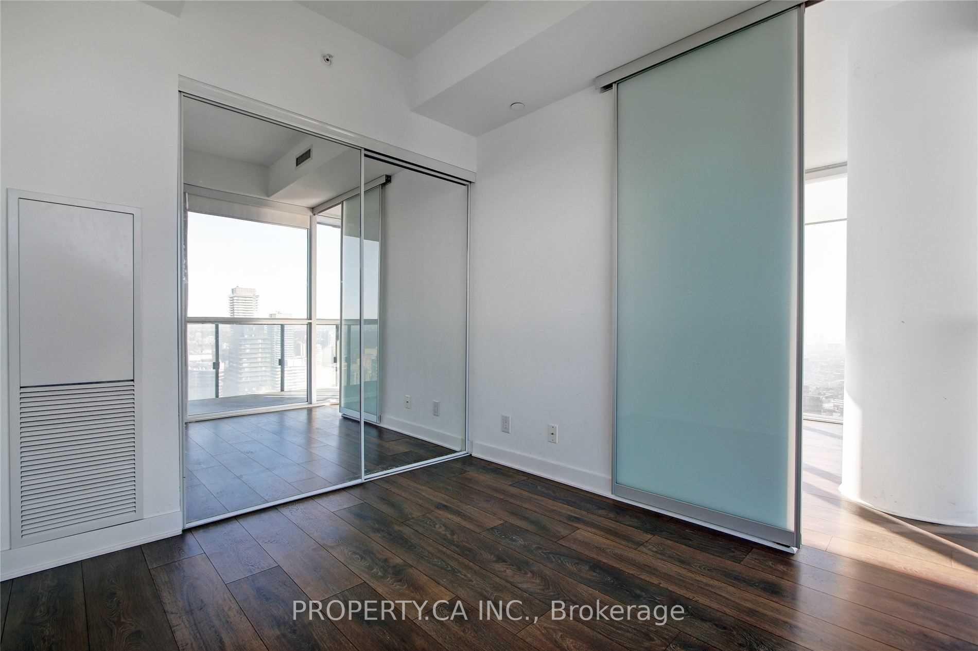 15 Grenville Street 4704, Toronto Unit: 4704