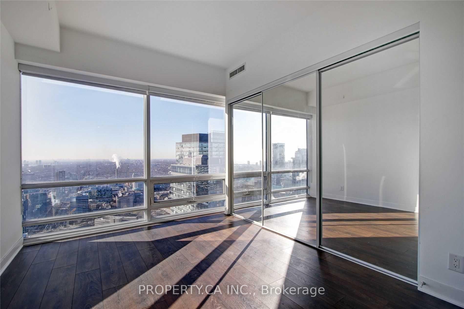 15 Grenville Street 4704, Toronto Unit: 4704