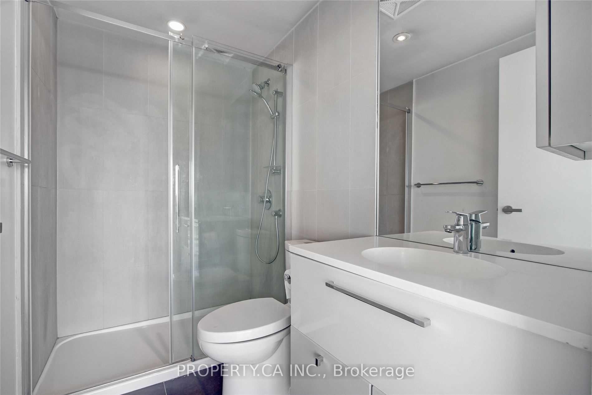 15 Grenville Street 4704, Toronto Unit: 4704