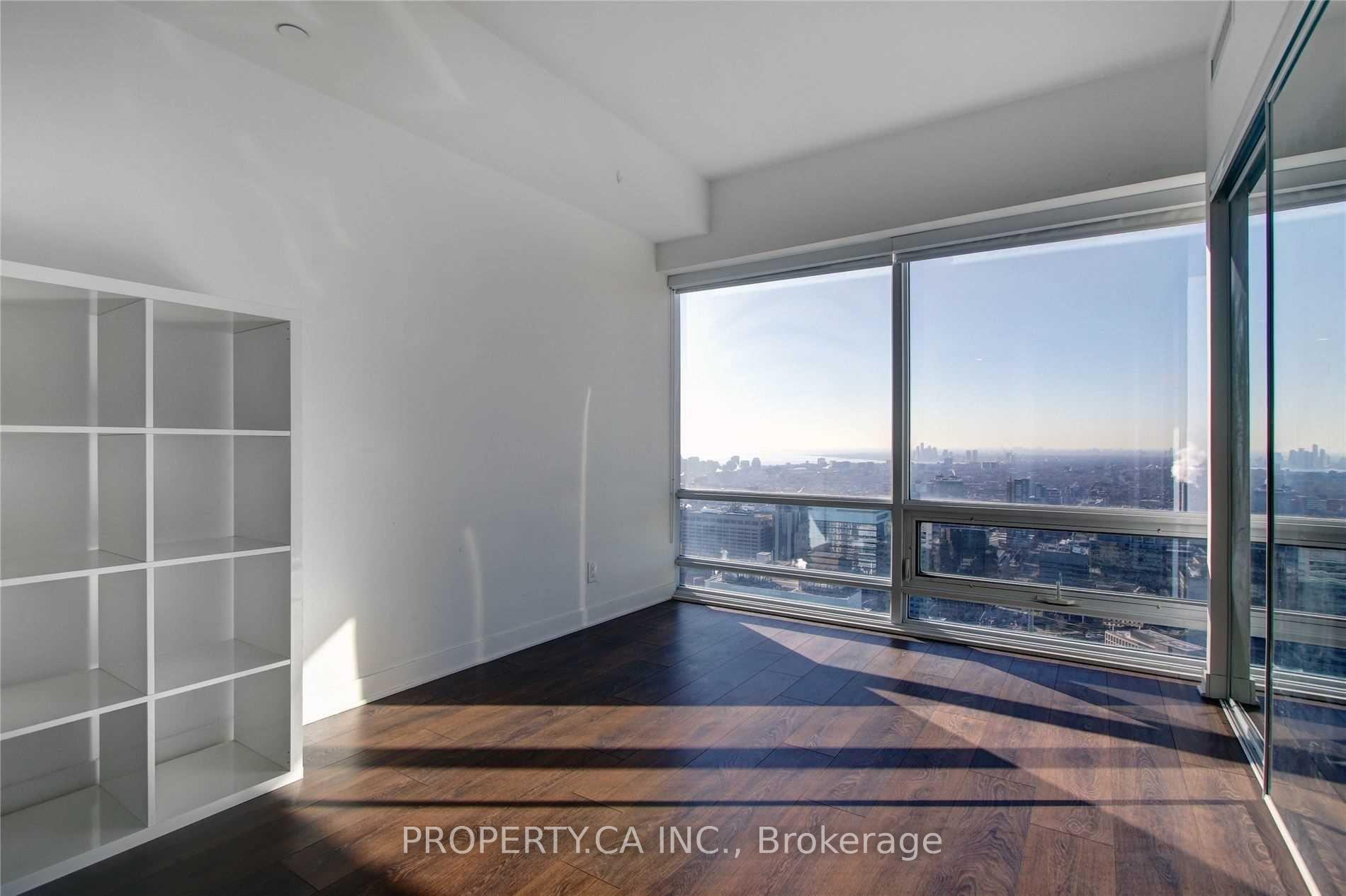 15 Grenville Street 4704, Toronto Unit: 4704