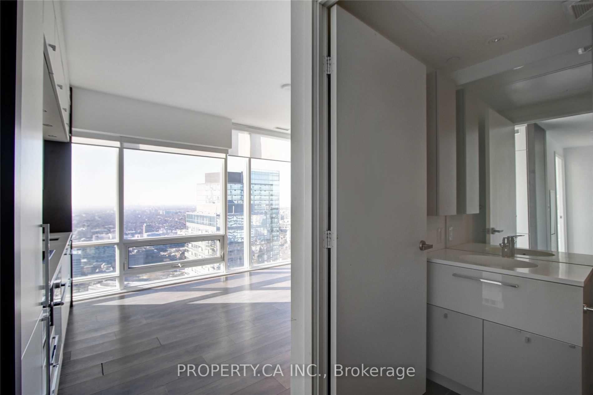 15 Grenville Street 4704, Toronto Unit: 4704