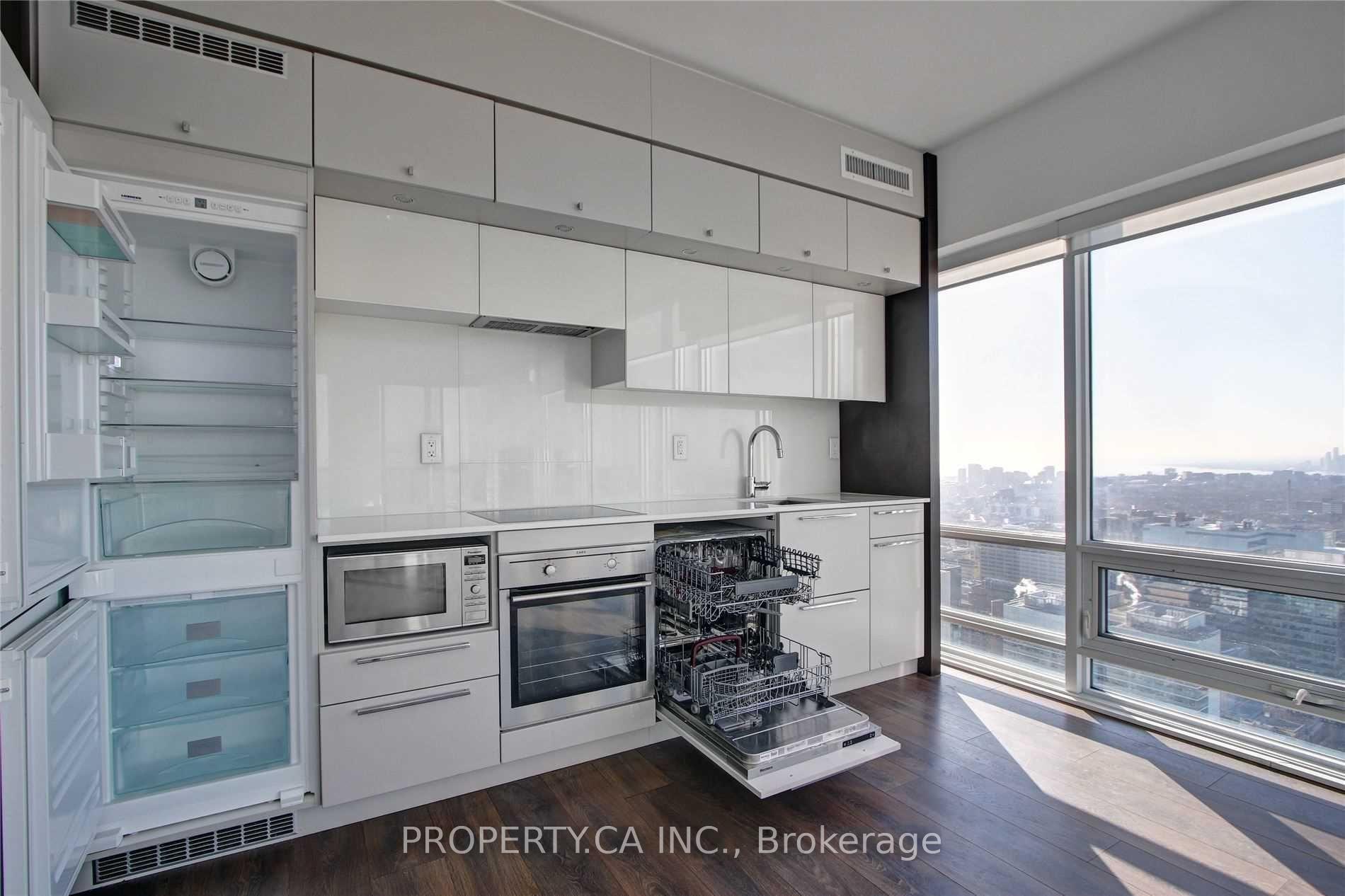 15 Grenville Street 4704, Toronto Unit: 4704