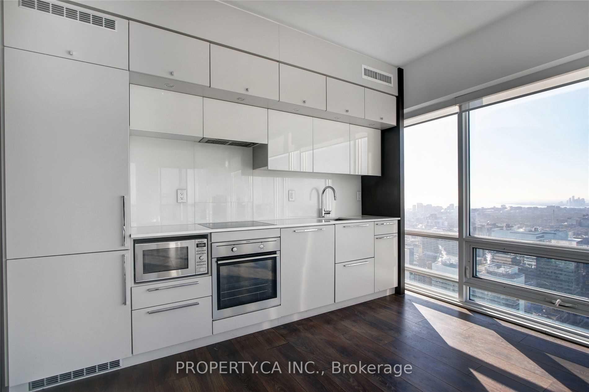 15 Grenville Street 4704, Toronto Unit: 4704