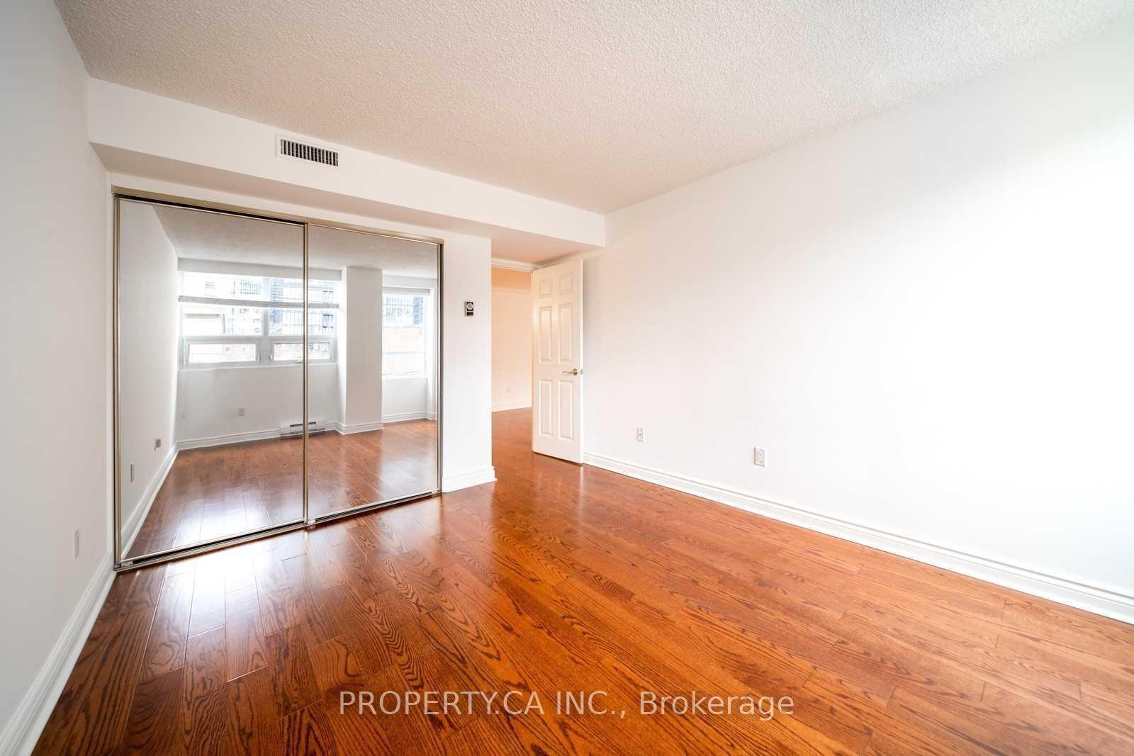 71 Charles Street E 402, Toronto Unit: 402