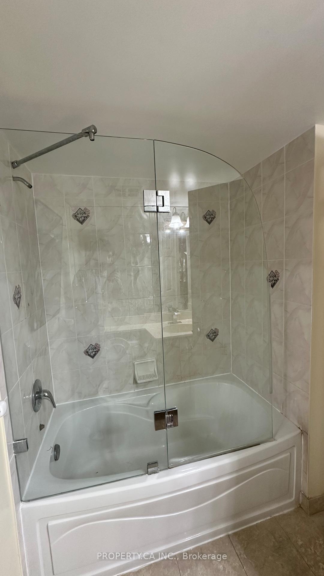 80 Harrison Garden Boulevard 221, Toronto Unit: 221
