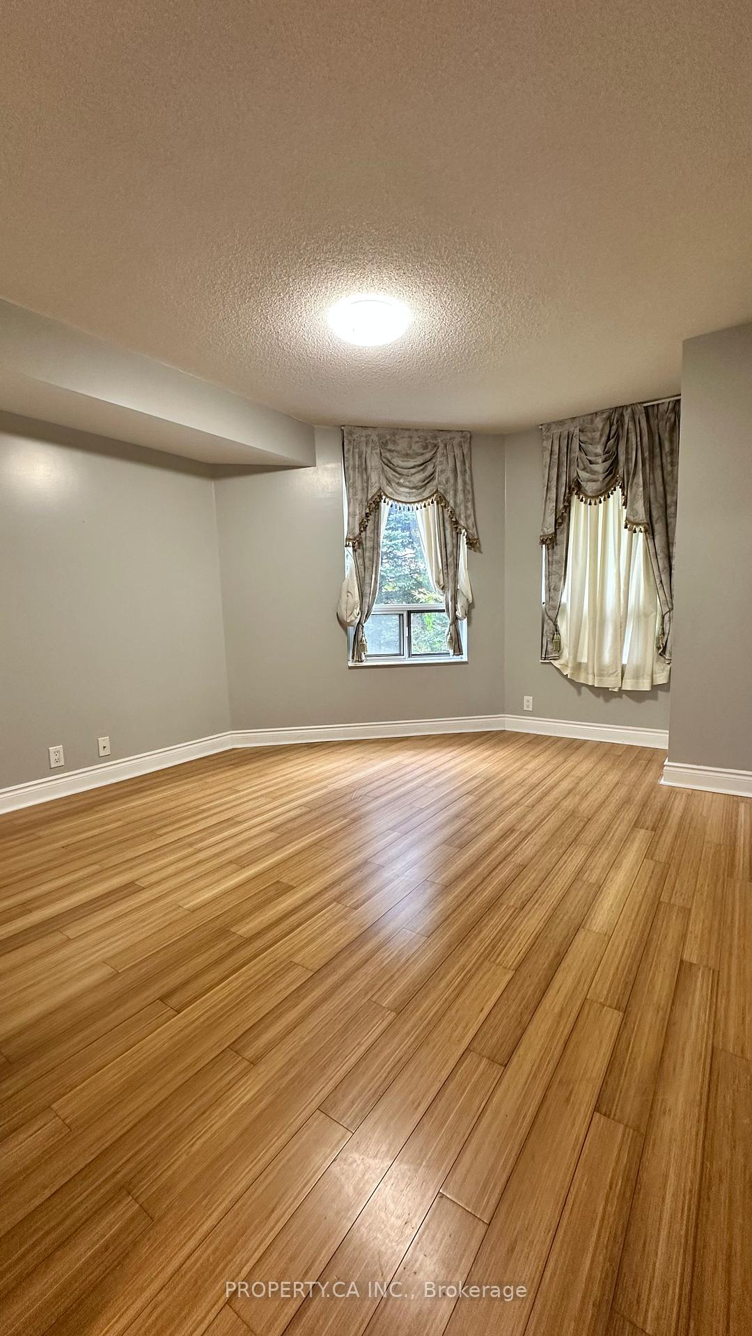 80 Harrison Garden Boulevard 221, Toronto Unit: 221