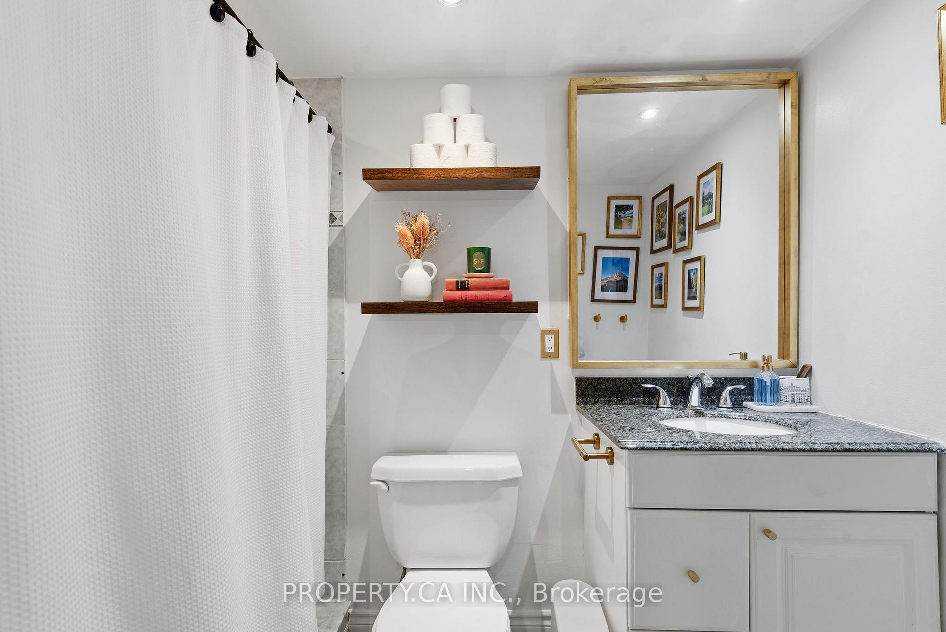 15 Maitland Place 1811, Toronto Unit: 1811