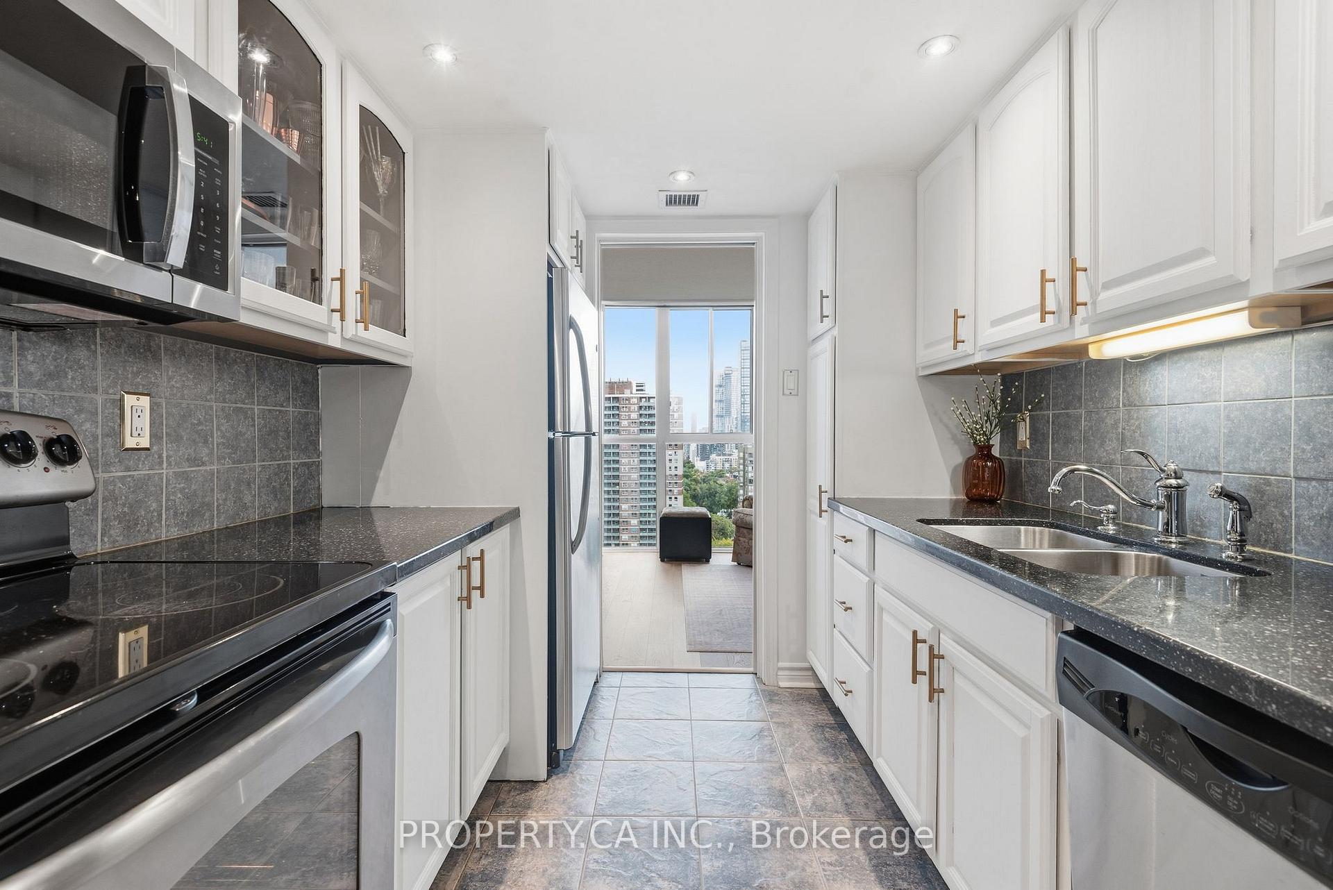 15 Maitland Place 1811, Toronto Unit: 1811