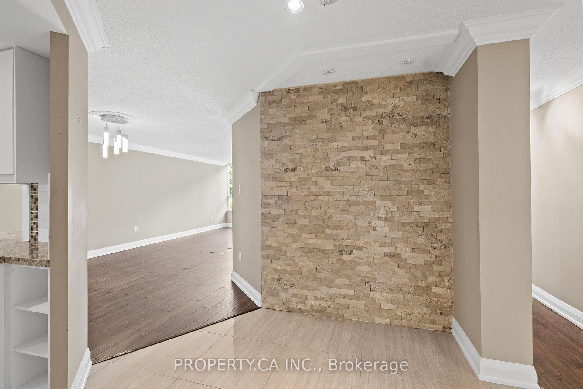 7601 Bathurst Street 101