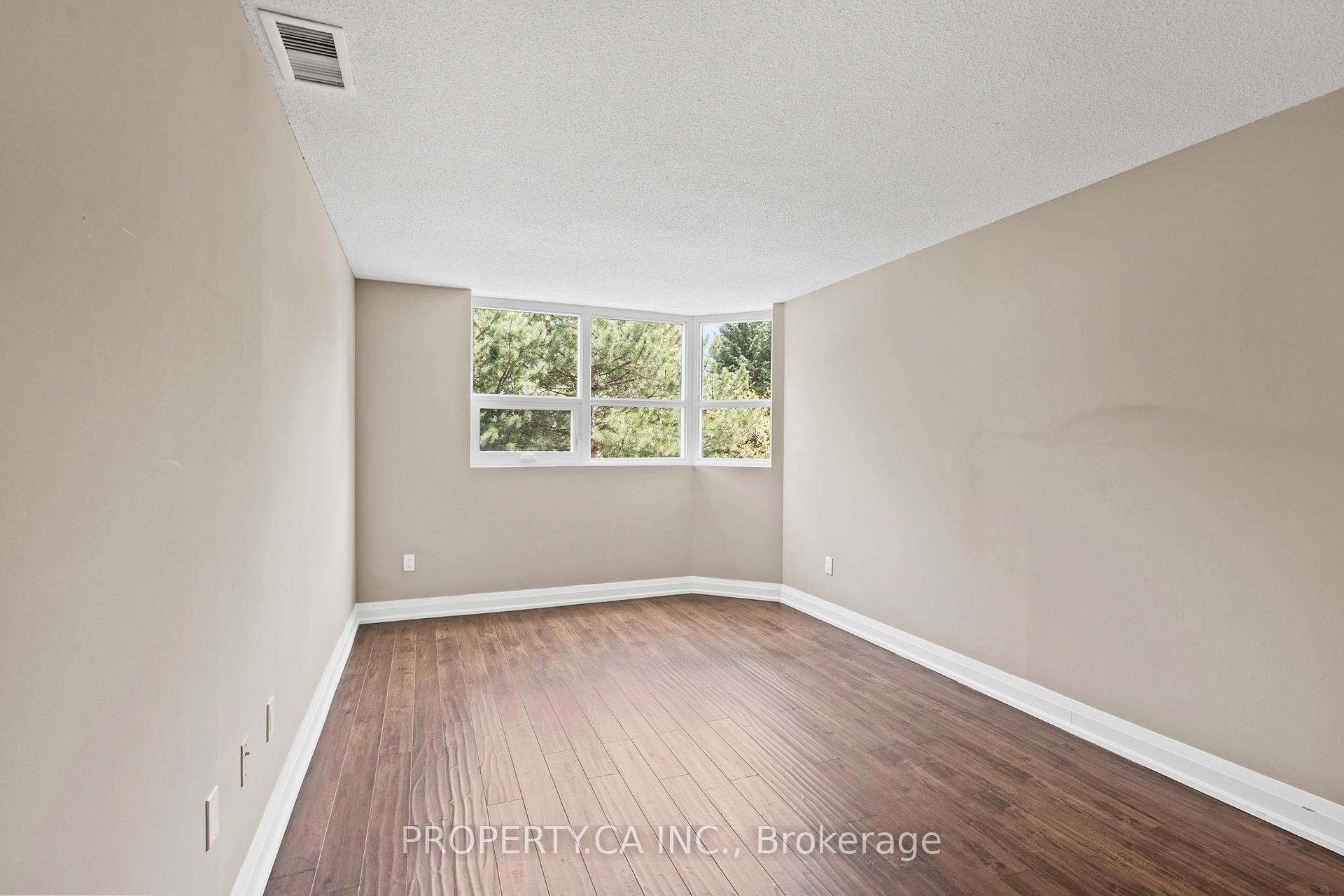 7601 Bathurst Street 101