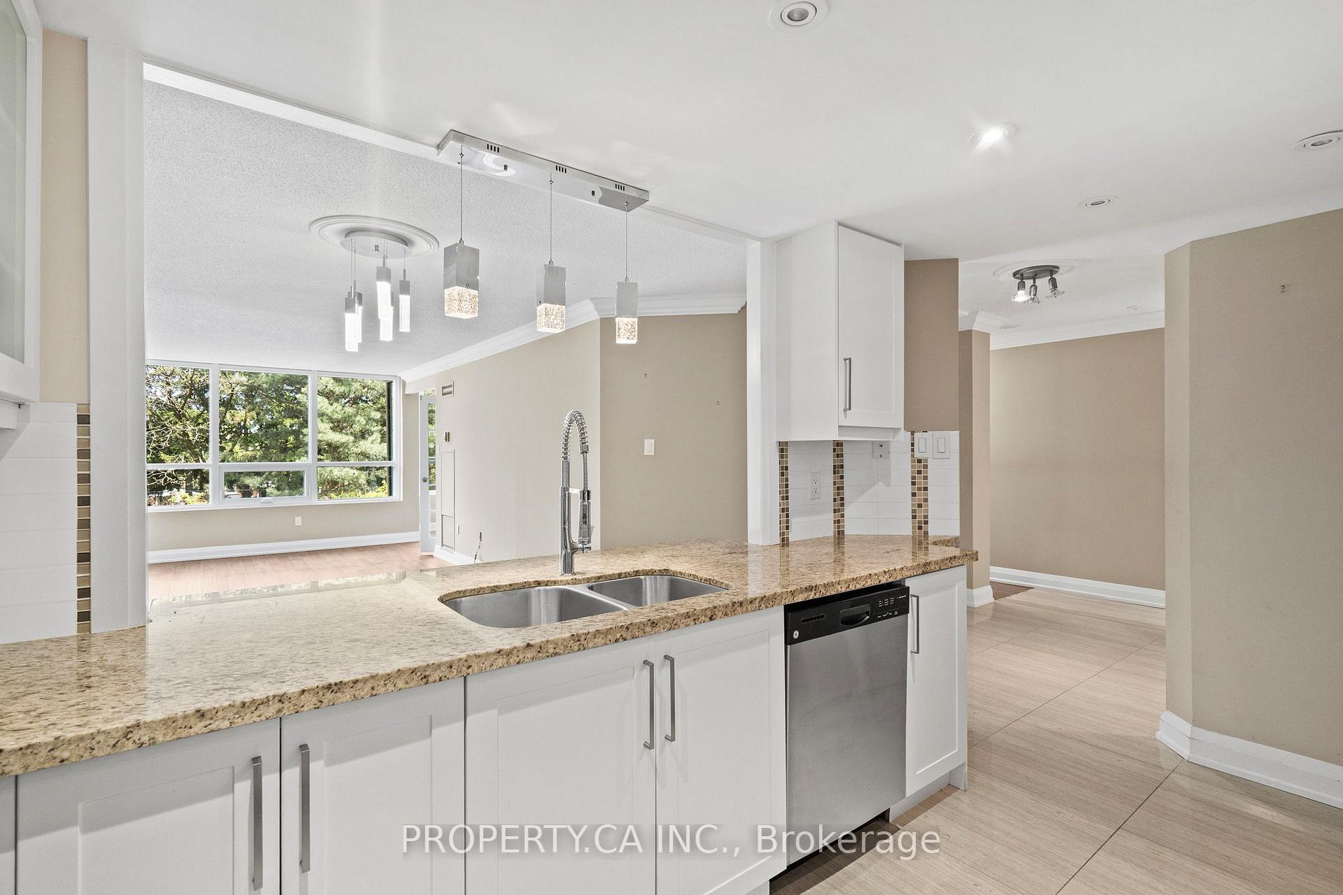 7601 Bathurst Street 101