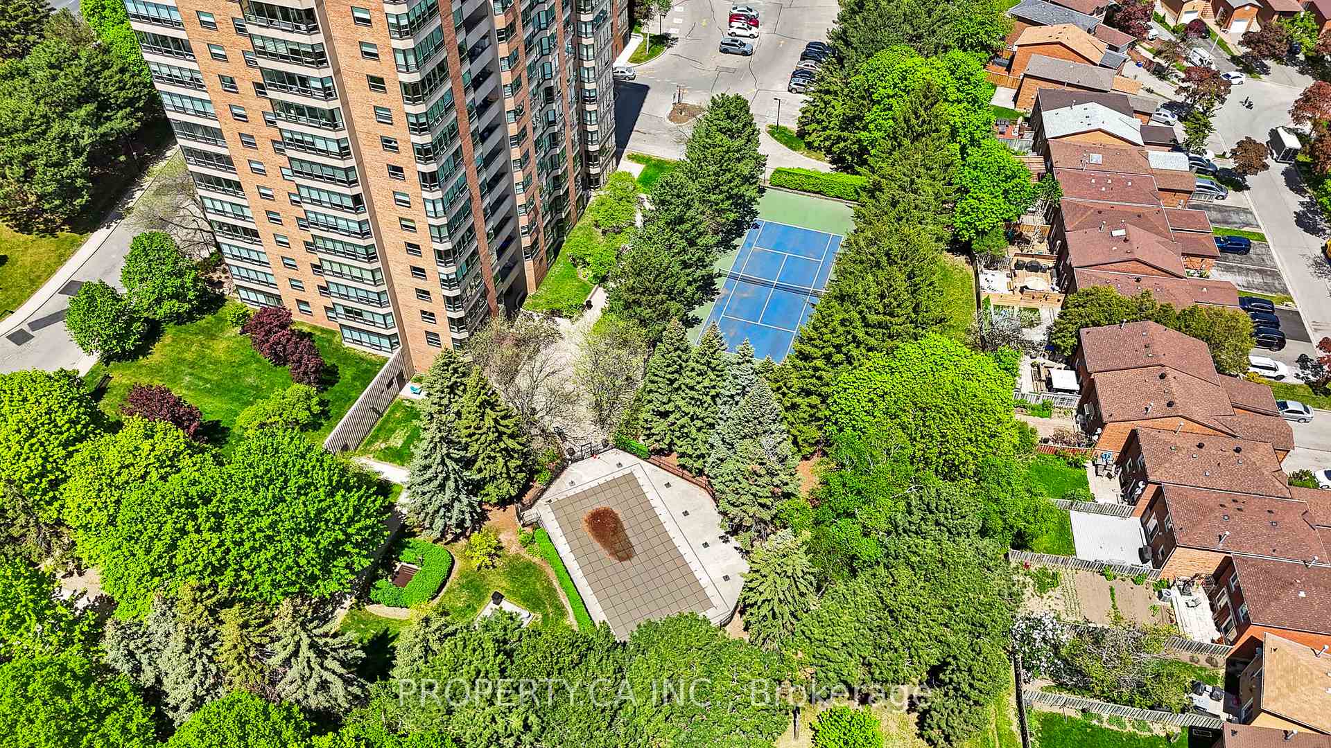 7601 Bathurst Street 101