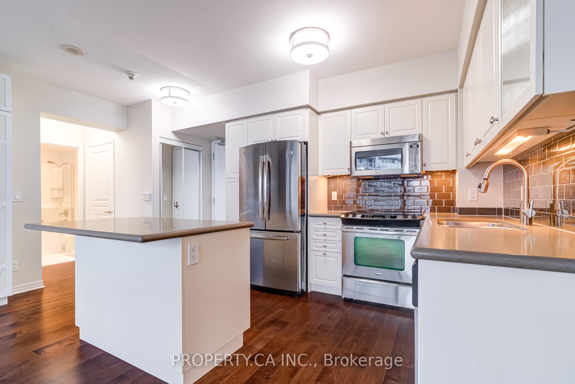 2230 Lake Shore Boulevard W 903