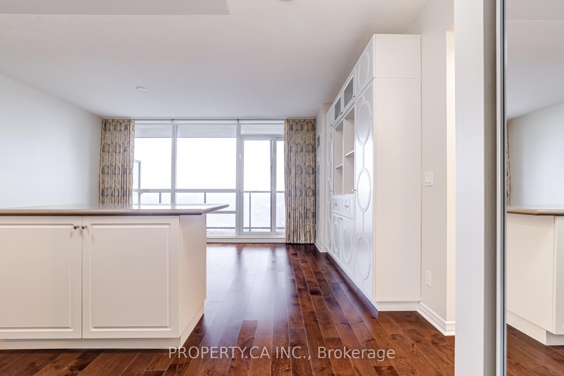 2230 Lake Shore Boulevard W 903