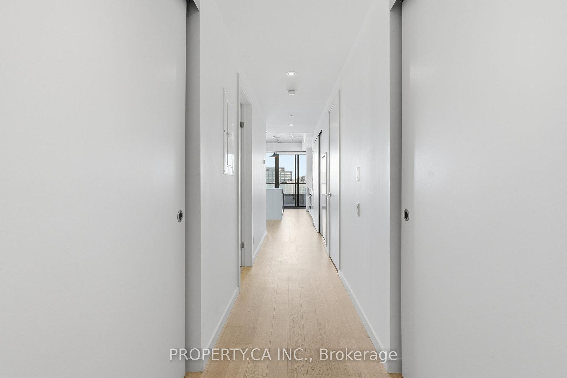 383 Sorauren Avenue 707