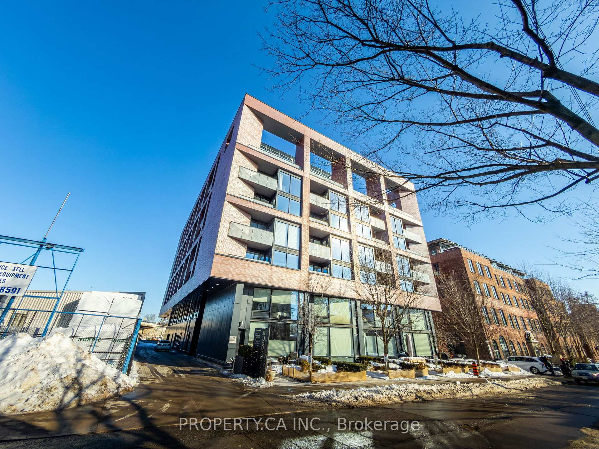 383 Sorauren Avenue 707