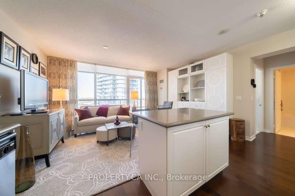 2230 Lake Shore Boulevard W 903