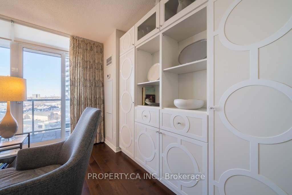 2230 Lake Shore Boulevard W 903