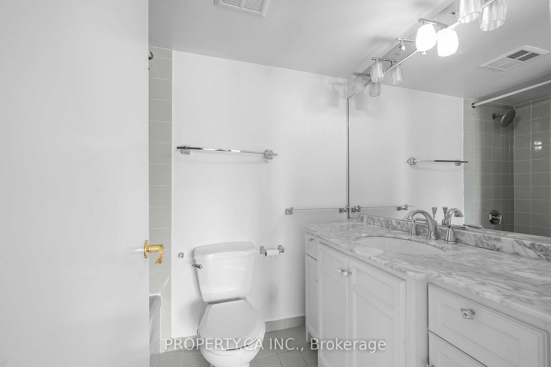 2267 Lake Shore Boulevard W 526
