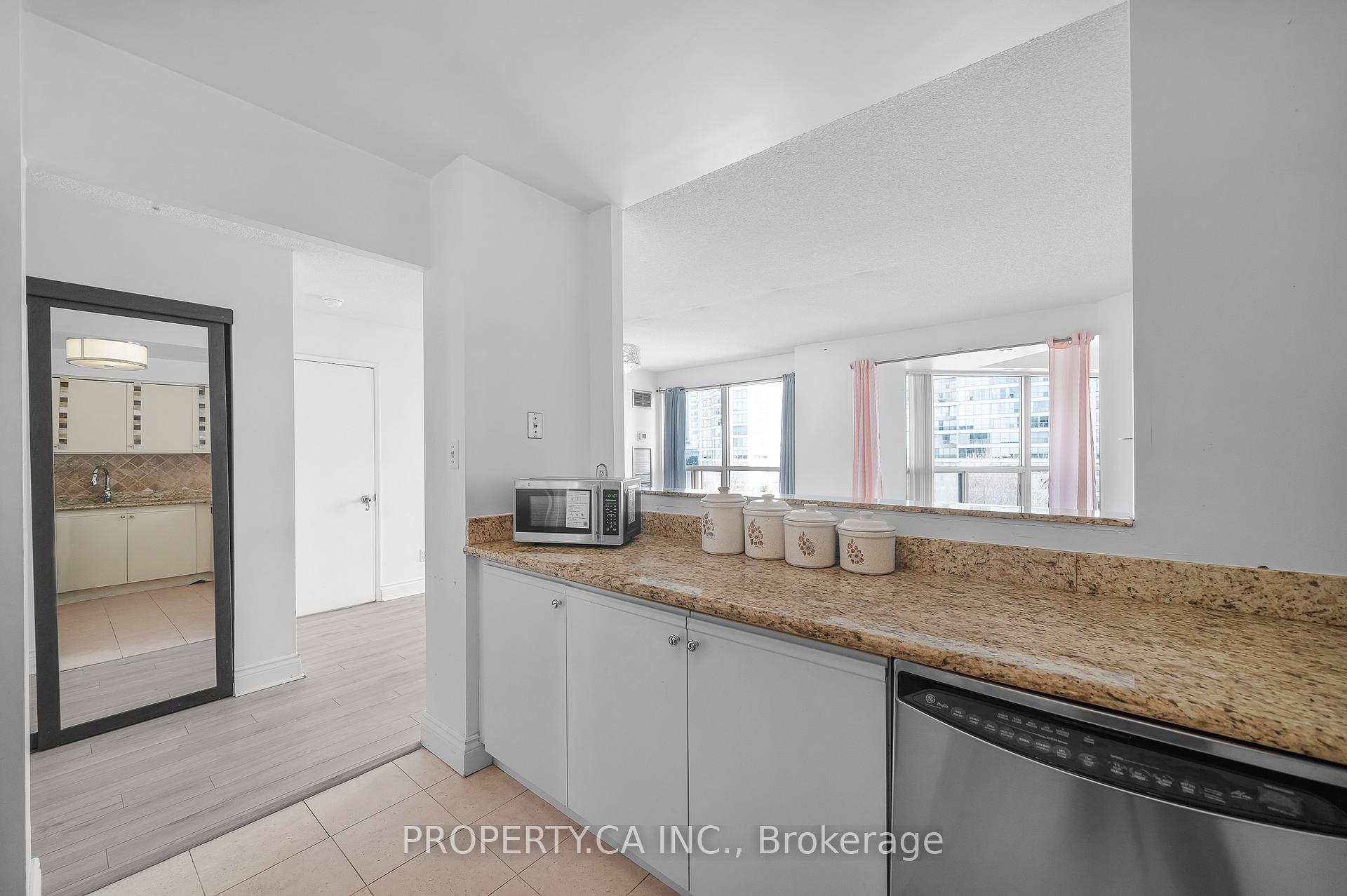 2267 Lake Shore Boulevard W 526