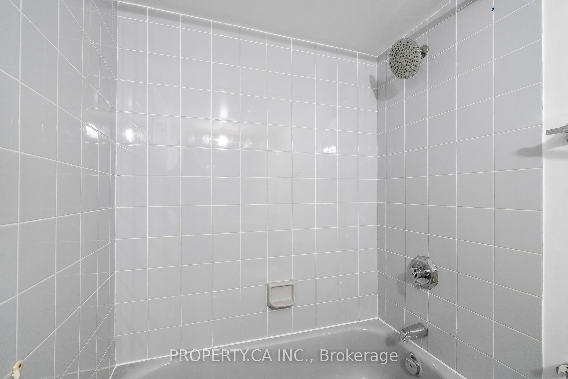 2267 Lake Shore Boulevard W 526
