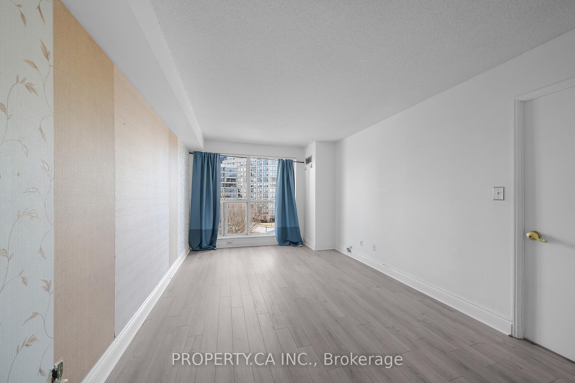 2267 Lake Shore Boulevard W 526