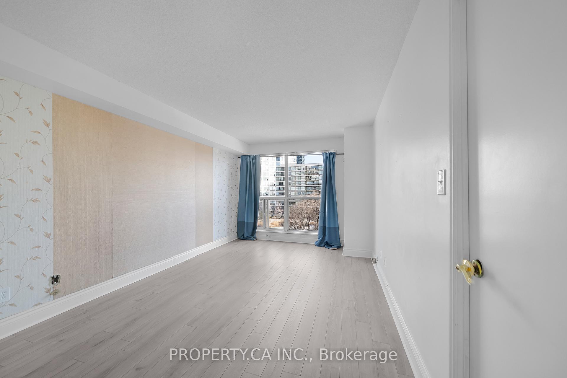 2267 Lake Shore Boulevard W 526