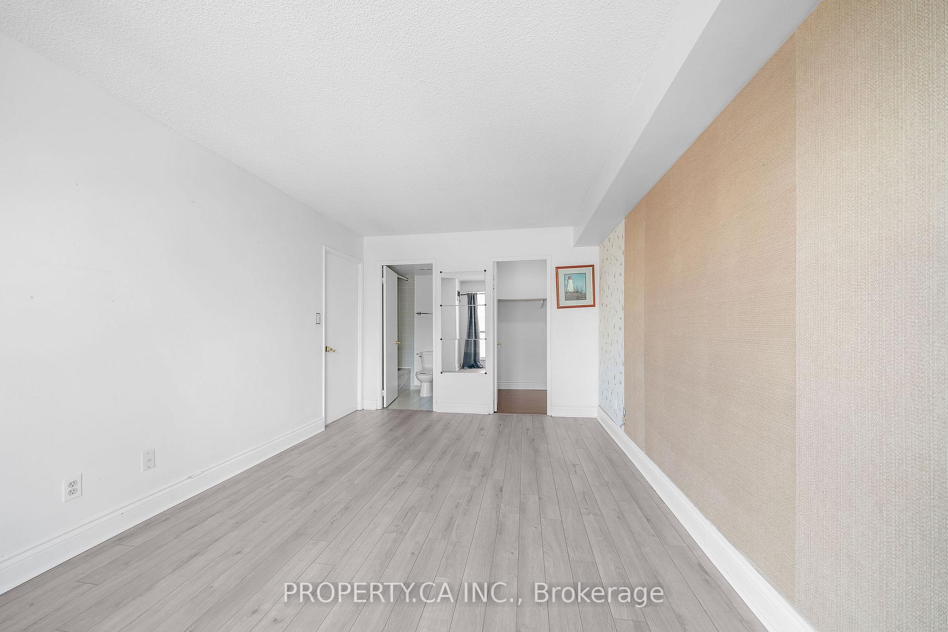 2267 Lake Shore Boulevard W 526