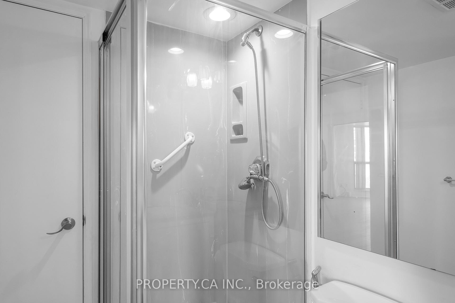 2267 Lake Shore Boulevard W 526