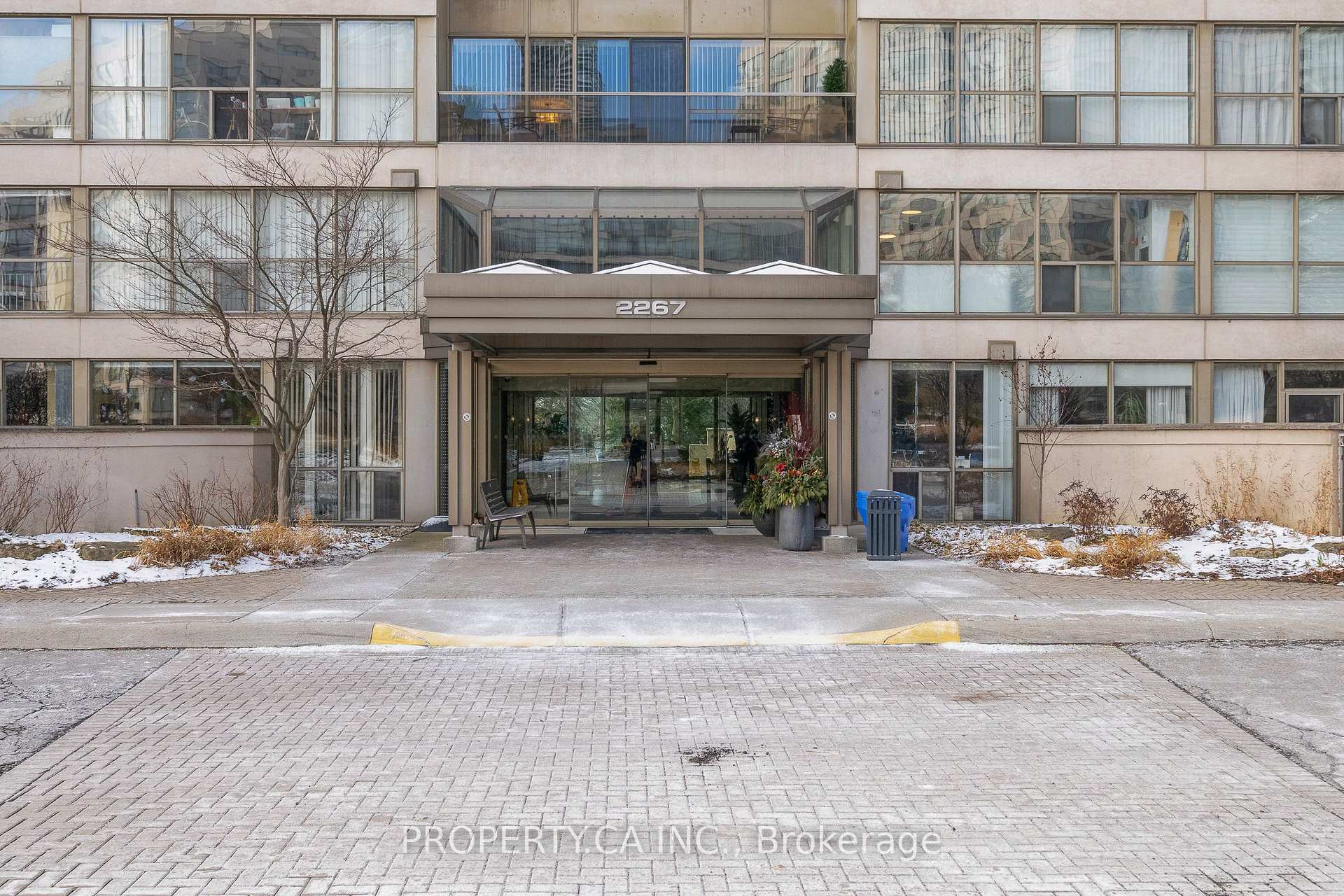 2267 Lake Shore Boulevard W 526
