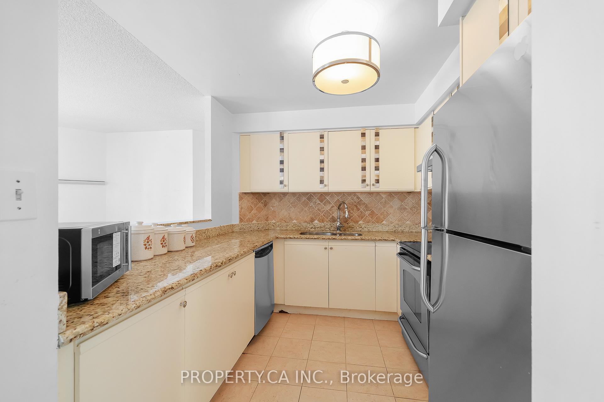 2267 Lake Shore Boulevard W 526