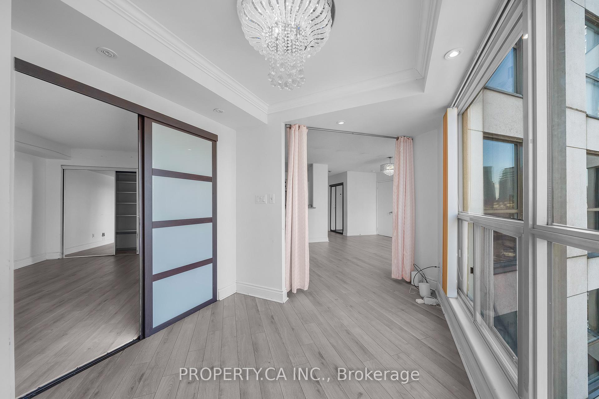 2267 Lake Shore Boulevard W 526