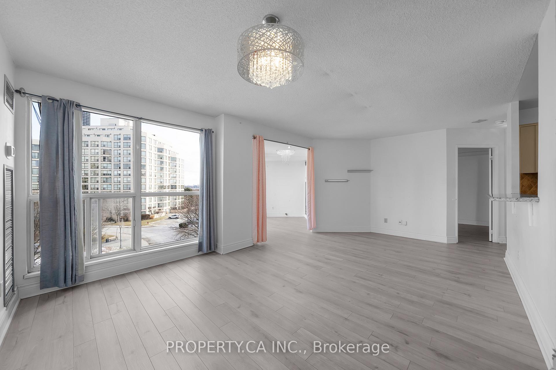 2267 Lake Shore Boulevard W 526