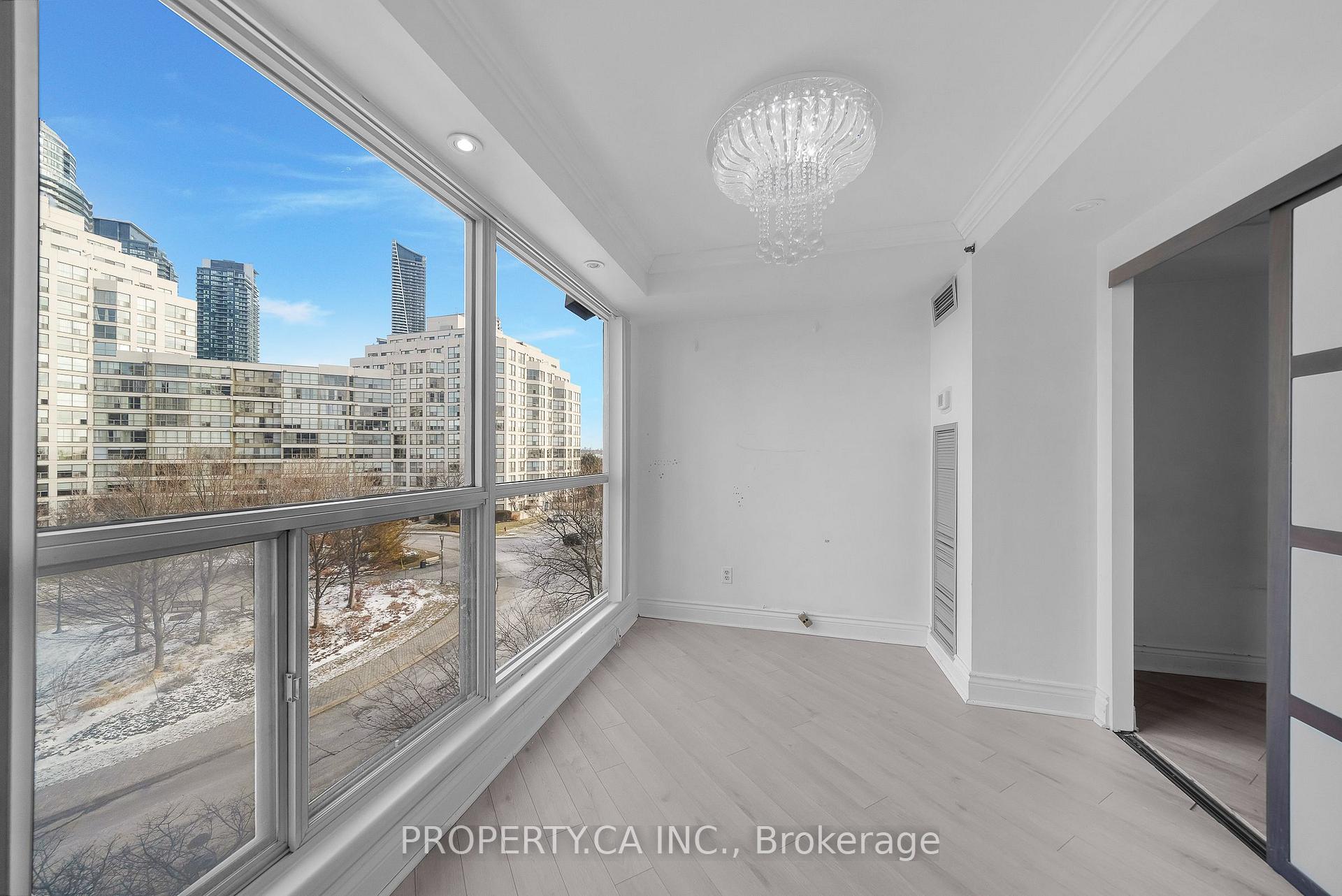 2267 Lake Shore Boulevard W 526