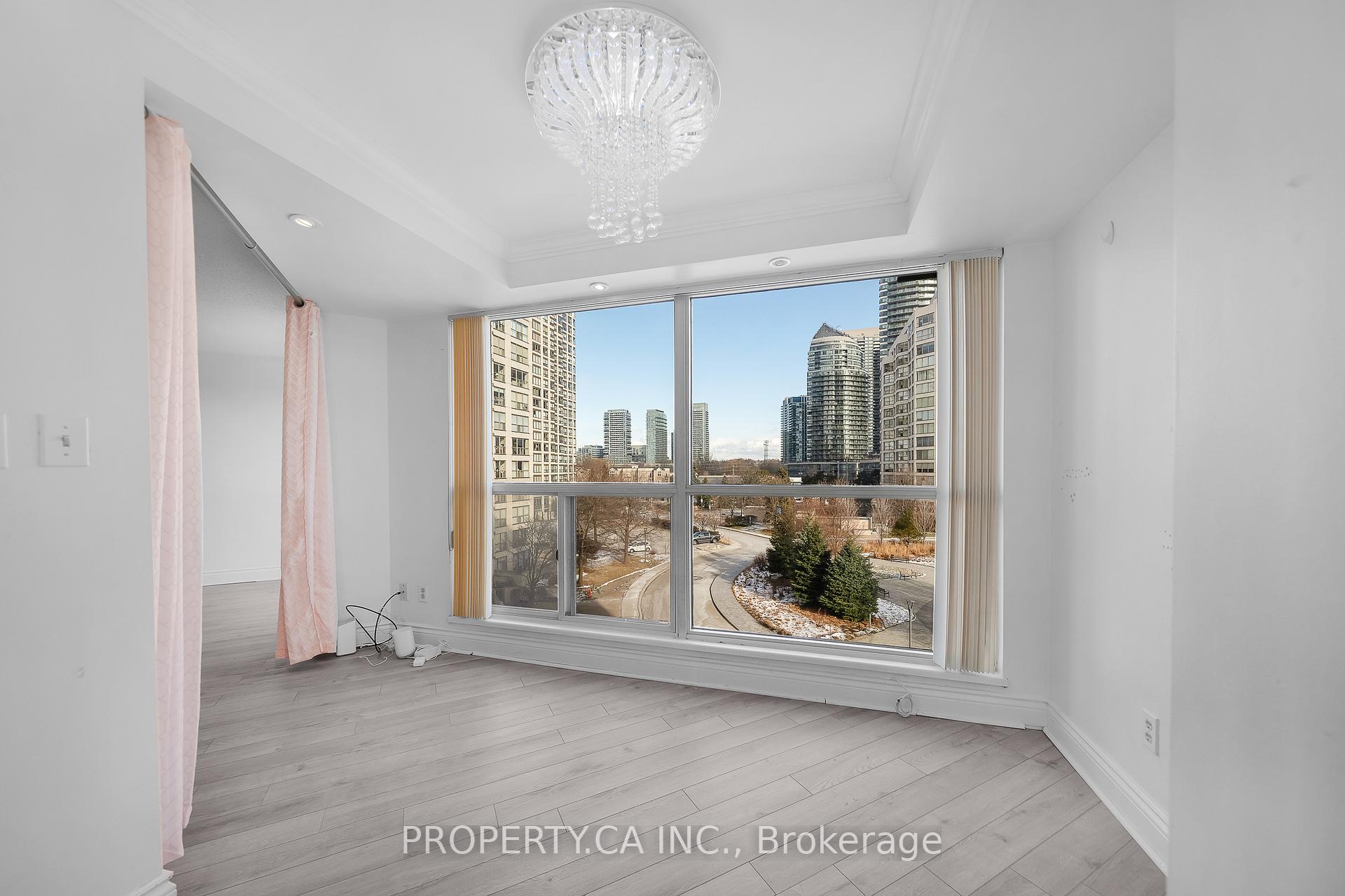 2267 Lake Shore Boulevard W 526