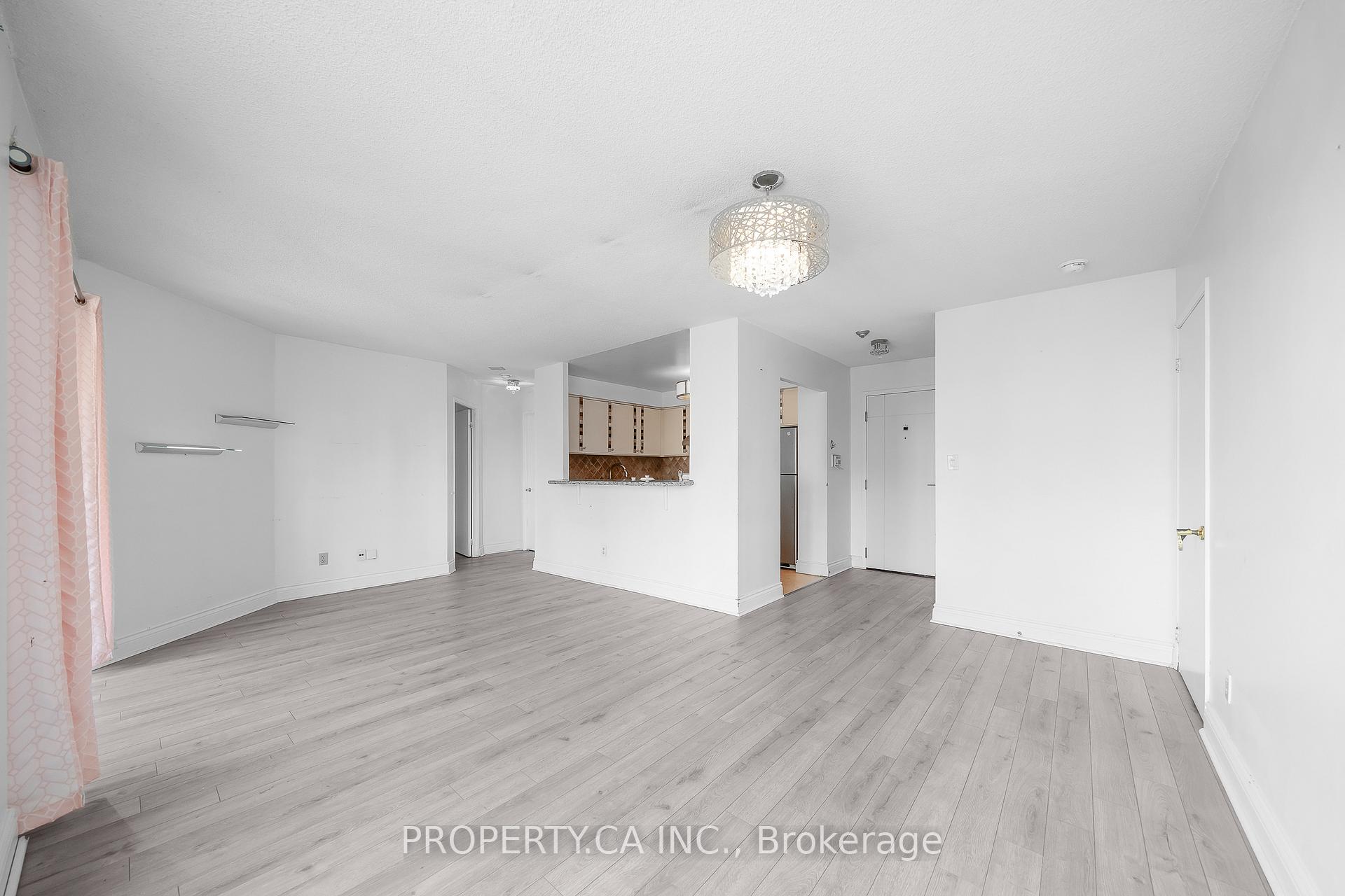 2267 Lake Shore Boulevard W 526