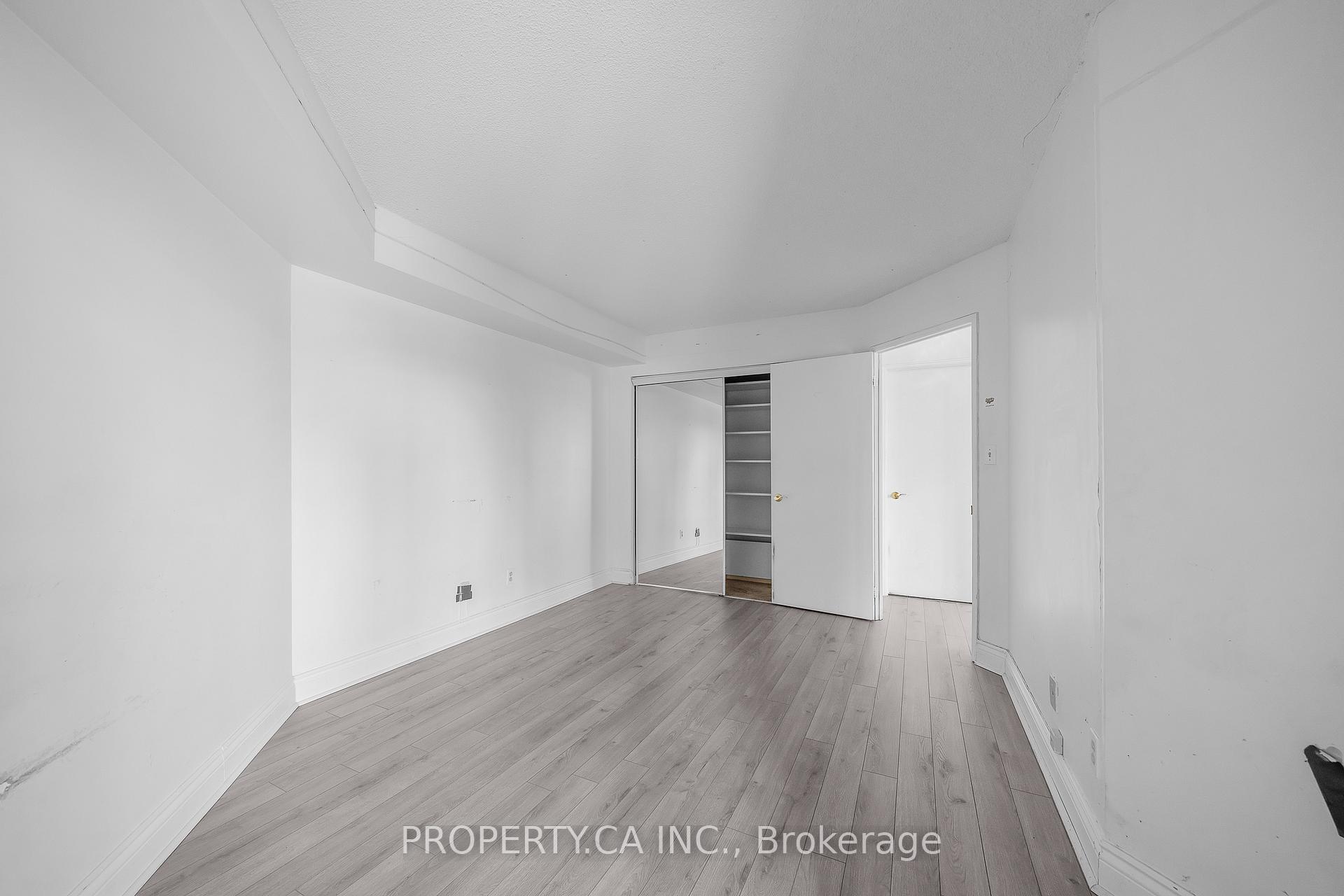 2267 Lake Shore Boulevard W 526