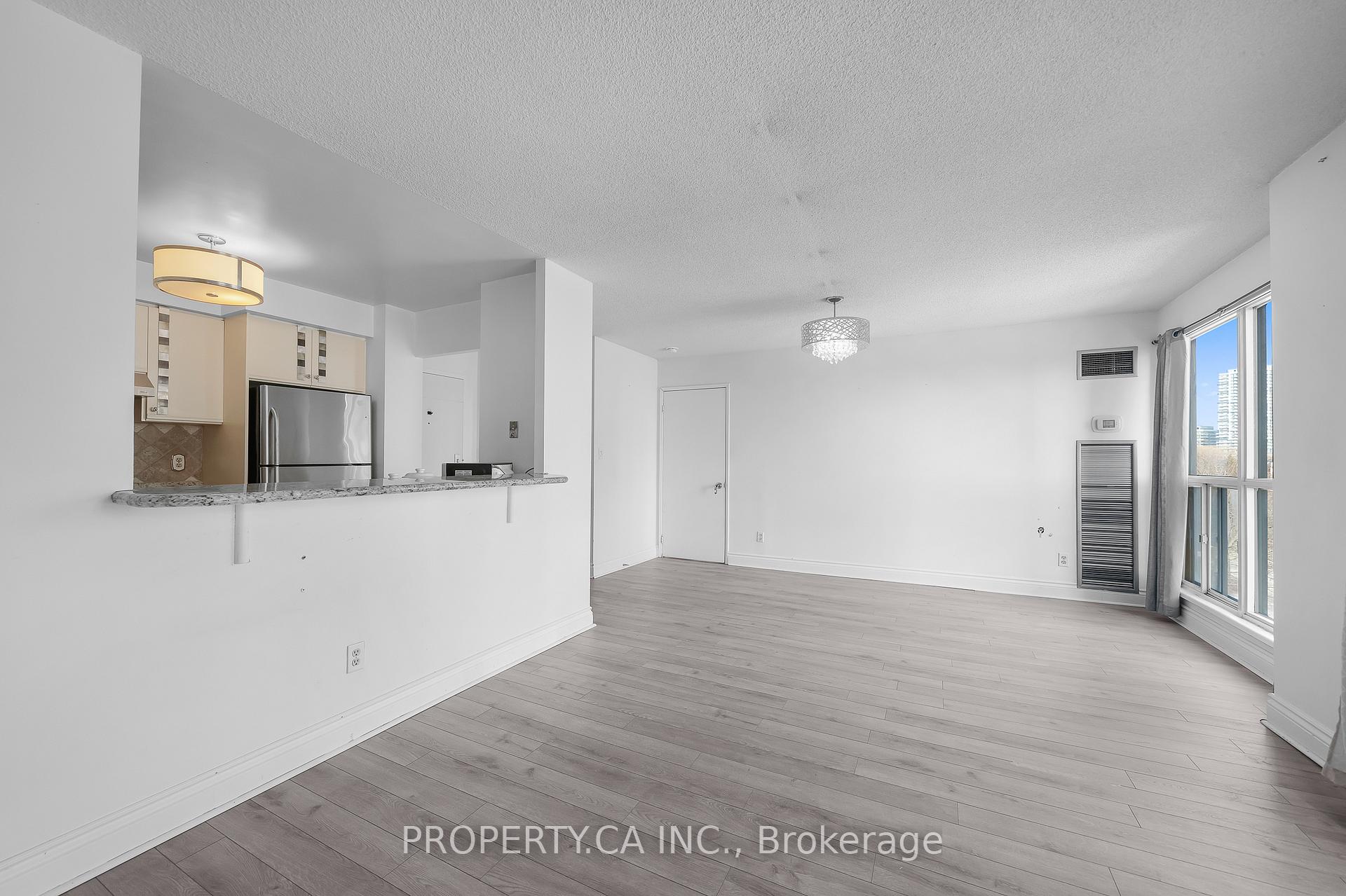 2267 Lake Shore Boulevard W 526