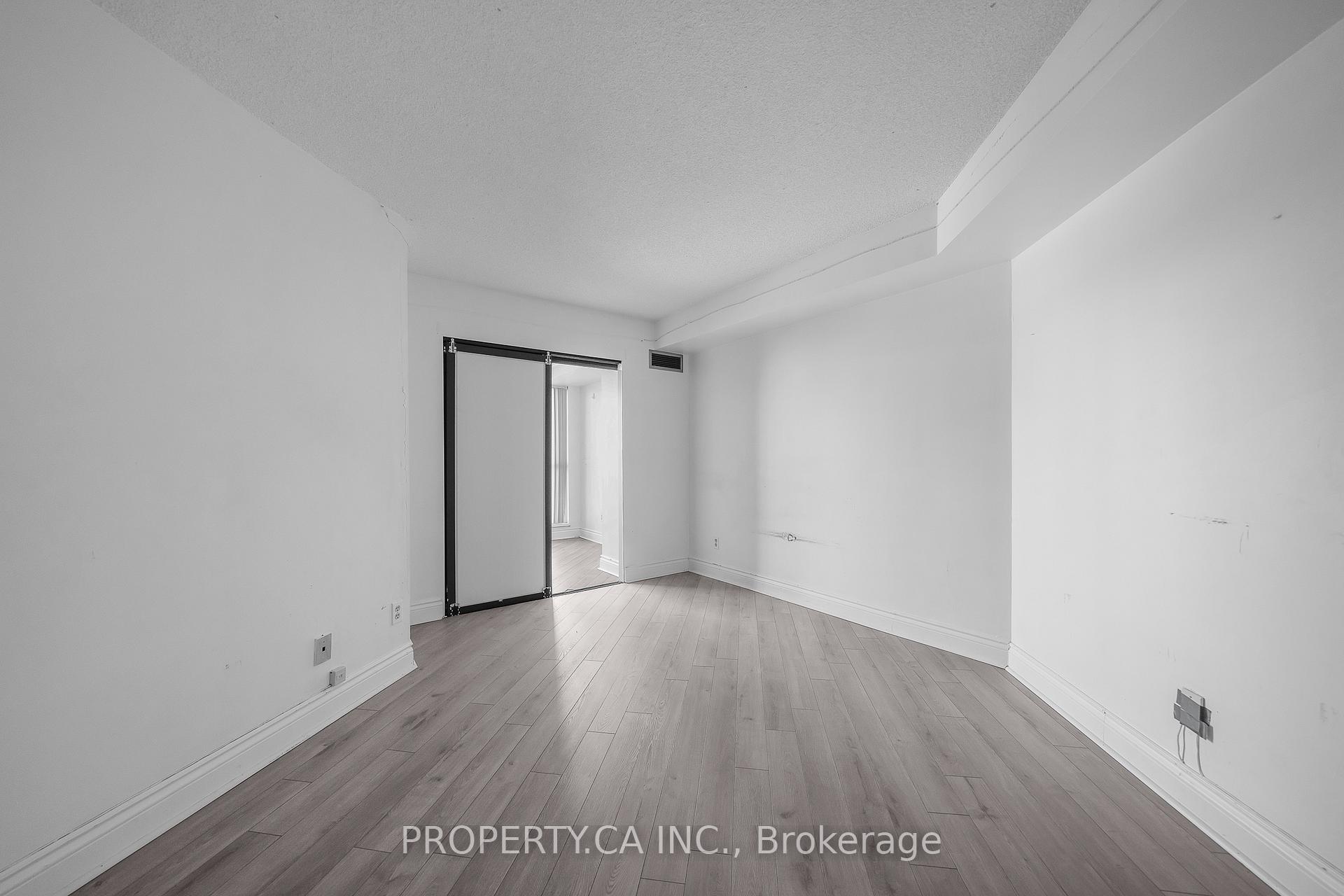 2267 Lake Shore Boulevard W 526